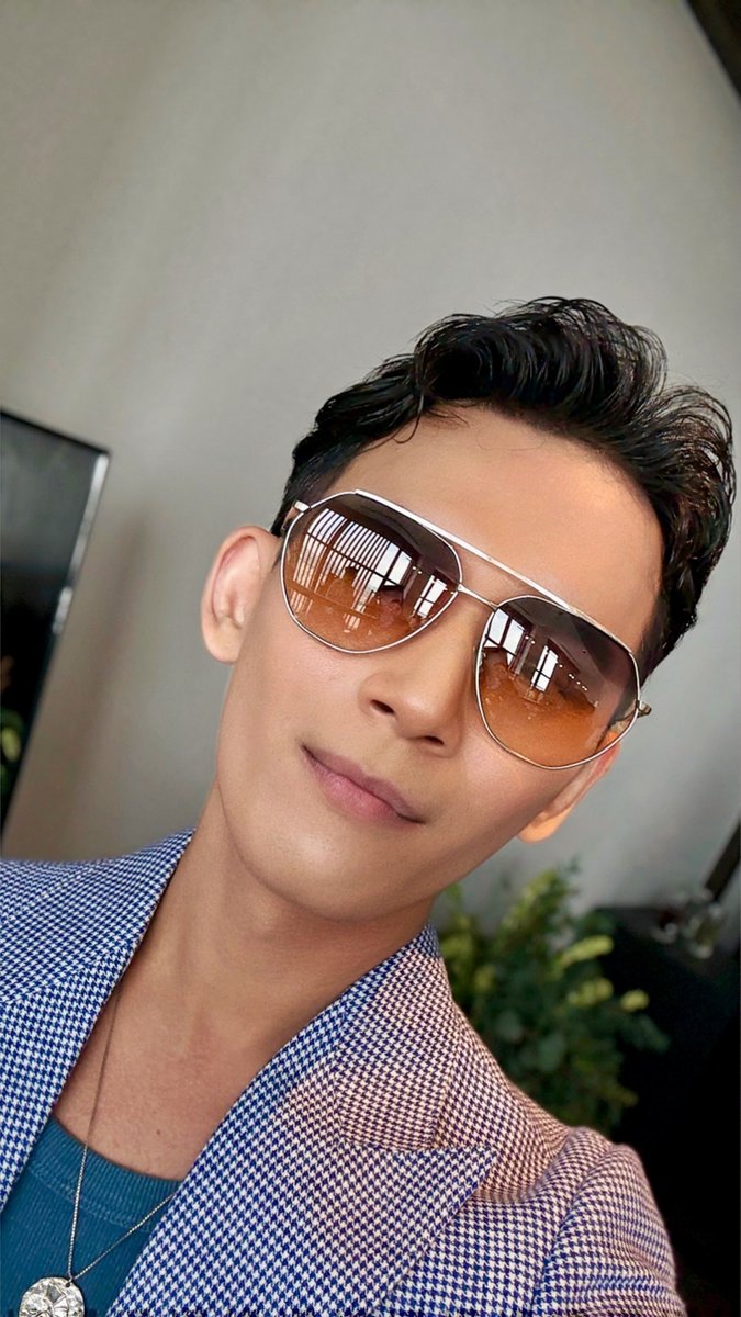 AndreAmir's tweet photo. Saya hanyalah seorang promoter wangian dan kacamata hitam. Sekian. 😂😝 https://t.co/Ovv7TLZyc0