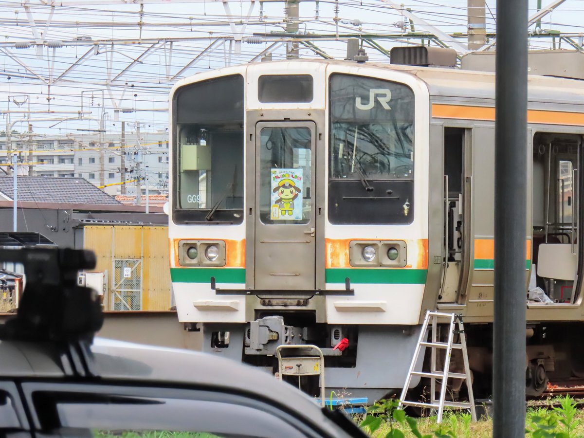 L54370395's tweet photo. 西浜松に長らく留置中の211系に、流鉄のゆるキャラ「りゅうのしん(流之進)」が登場！

譲渡甲種という「お祭り」に向けて、着々と準備が進められていますね。 https://t.co/ZkyZoioVW5