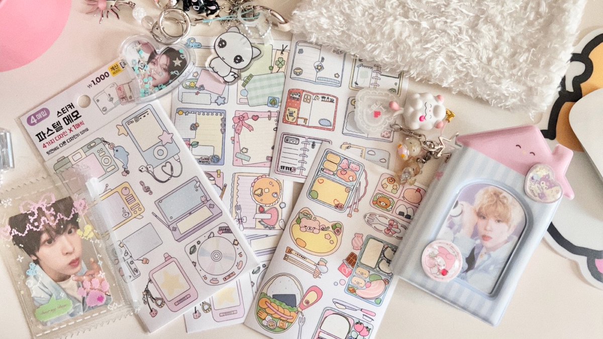 다이소 신상 스티커랑 콜북이 넘 뽀용해서 안 살 수 없었어 . .