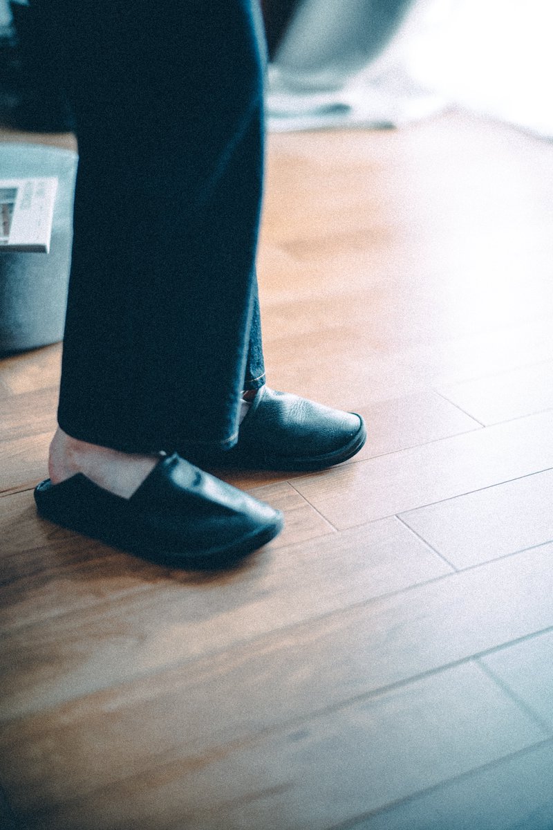 ルームシューズは気温が上がってきた季節こそおすすめしたい。蒸れるのが苦手という人もいるけど…柔らかい内革が、使うほどに湿気を適度に調整してくれて、天然素材ならではの心地よさを感じさせてくれます。