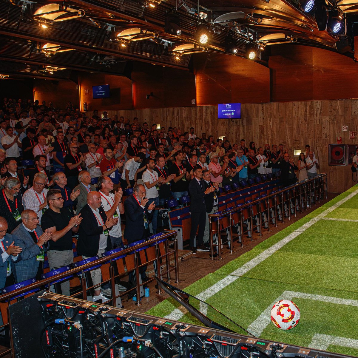 EntrenadorRFEF's tweet photo. 😍 ¡Muchas gracias a todos los entrenadores y entrenadoras!  

👏 ¡Vosotros habéis hecho posible que el ‘I Congreso Internacional de Entrenadores/as de Fútbol RFEF’ haya sido un exitazo!   

#CIDERFEF | #EntrenadoresRFEF https://t.co/InjxPlls1y