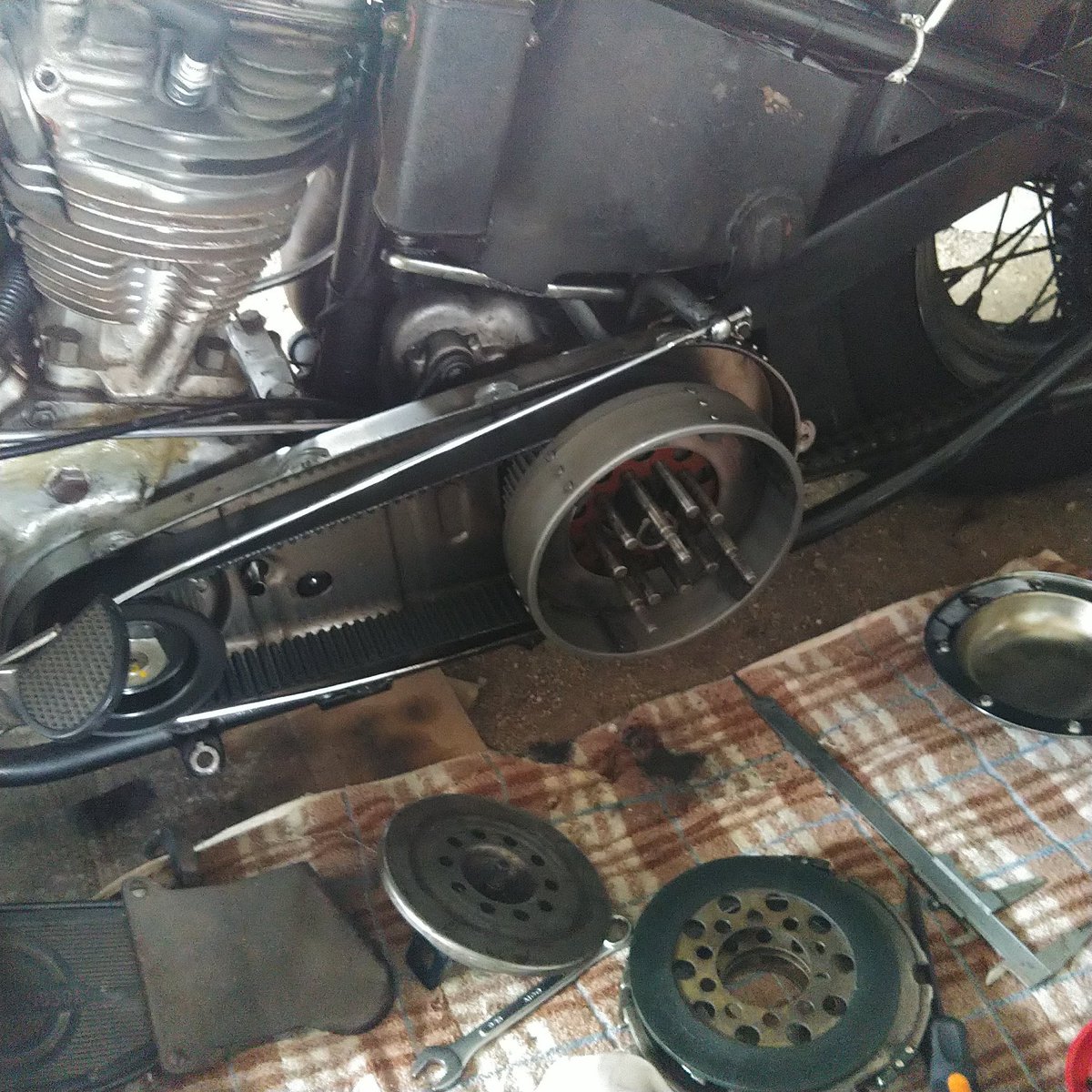 69jittan's tweet image. バイクのクラッチが気になったのでバラして清掃整備。
雨で走れないけど今度試し運転しないとね。

#HarleyDavidson #FL48 #PANHEAD #1948FL
#48FL #FL48PANHEAD