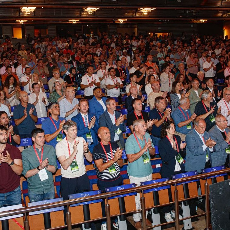 EntrenadorRFEF's tweet photo. 😍 ¡Muchas gracias a todos los entrenadores y entrenadoras!  

👏 ¡Vosotros habéis hecho posible que el ‘I Congreso Internacional de Entrenadores/as de Fútbol RFEF’ haya sido un exitazo!   

#CIDERFEF | #EntrenadoresRFEF https://t.co/InjxPlls1y