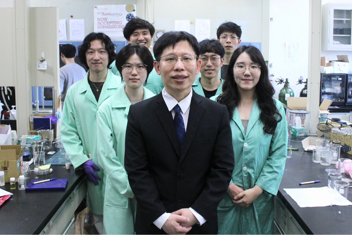 🌎🤝 A Taiwan–Germany collaboration between #NYCU and #KIT has developed light-activated nanopores inspired by algae.

Published in ACS Nano, the study opens new paths in smart materials and anti-counterfeiting tech.

🔗 Read more: reurl.cc/knm1qn

#Nanotech #Biomimetics