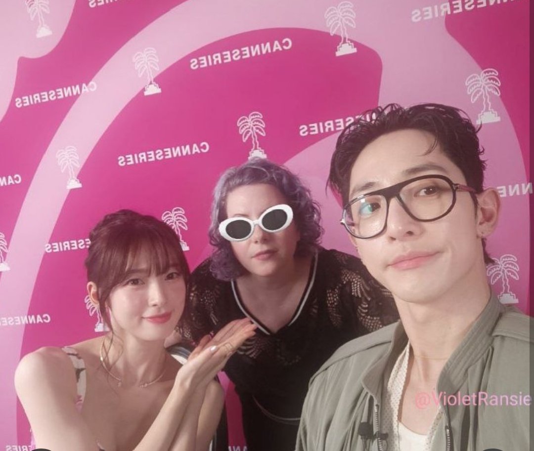 FirsovaIng11033's tweet photo. IG violetransie
📎https://t.co/VmcLEy1CfM
#LeeSooHyuk #이수혁
#ARin #아린
#canneseries
#에스라인 #Eseulain
#SRain #SLine
#S라인 #LinhaS https://t.co/oVj0VxvCnf