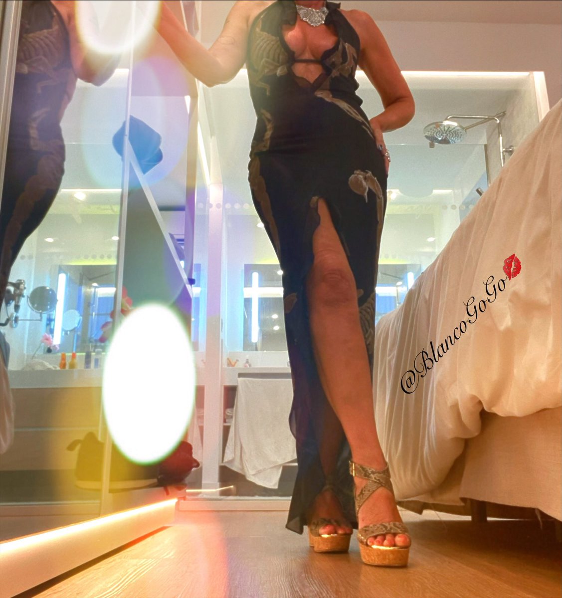 BlancoGoGo's tweet photo. Good morning Twitter💋
Another fab, fun night last night at #Misbah 🍛 with friends P&M where the exuberant owner did his usual party tricks ♠️♦️♣️♥️ and very generously bought drinks for us all 🍷🍸
The #ScorpionDress got its first airing, Proved to be a hit!
#GGinGC https://t.co/7d4Lozhjqh