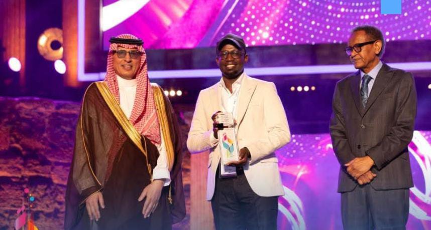 karimashabelle's tweet photo. ✨ Suxufiga Soomaaliyeed Cabdirashiid Kalmoy ayaa lagu sharfay Tunis, isagoo lagu abaalmariyay kaalintiisa hal-abuurka iyo saameynta uu ku leeyahay warbaahinta Carabta. 🇸🇴🎙️
#CabdirashiidKalmoy #Soomaaliya #ASBU #Tunis https://t.co/xzM39jT8Xh