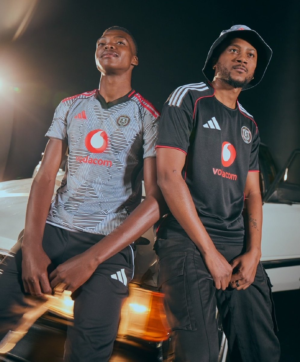 UnplayableZA's tweet photo. ⚫️⚪️𝗢𝗙𝗙𝗜𝗖𝗜𝗔𝗟: Orlando Pirates home and away kit for 2025/26. https://t.co/HfhIX8mFEO