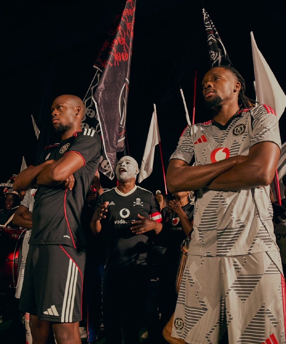 UnplayableZA's tweet photo. ⚫️⚪️𝗢𝗙𝗙𝗜𝗖𝗜𝗔𝗟: Orlando Pirates home and away kit for 2025/26. https://t.co/HfhIX8mFEO