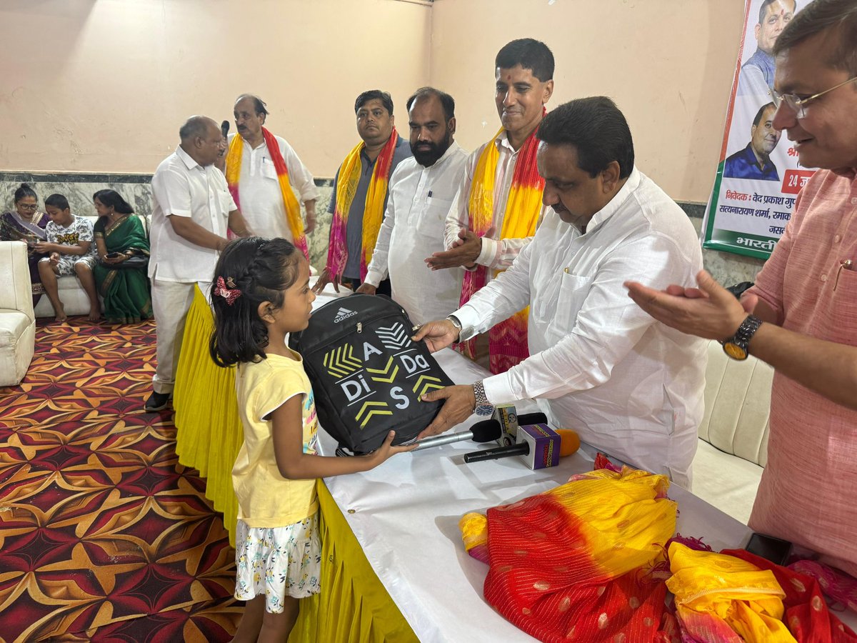 PKhandelwal_MP's tweet photo. आज नेशनल क्लब, फतेहपुरी में ज़रूरतमंद बच्चों को स्कूल बैग, और महिलाओं को साड़ियाँ व सैनिटरी पैड वितरित किए।
इस सराहनीय कार्यक्रम का आयोजन श्री गोपाल गर्ग जी द्वारा किया गया।

इस अवसर पर @BJP4Delhi जिला अध्यक्ष श्री अरविंद गर्ग एवं श्री @praveenskapoor जी भी उपस्थित रहे। https://t.co/bCnMRbcmsr