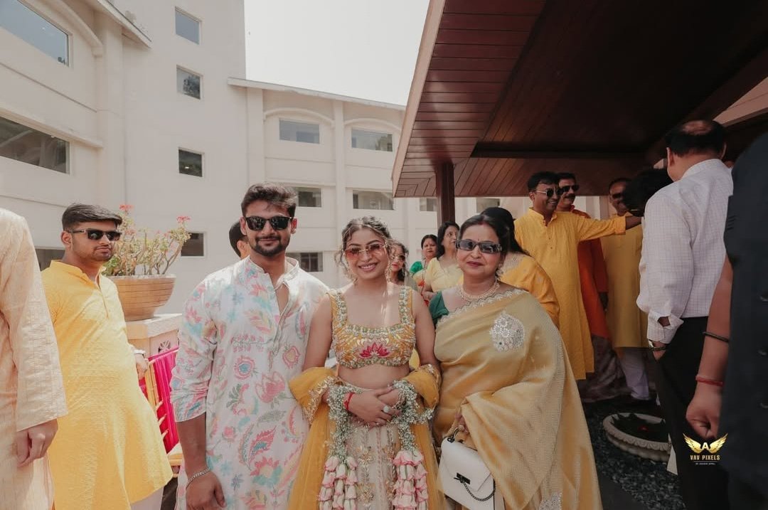 meerahere_'s tweet photo. Bhabhii ke Bhai pe agr Dil aajaye to kya krte hain guysss 🙃❤️😭

Bhabhi ki side ki pics aagyi guyss!!!!

#triggeredinsaan #nischaymalhan #AbhishekMalhan #FukraInsaan #PandaGang #TriggeredArmy #ruchay #wedding https://t.co/XXdrEMdKFQ