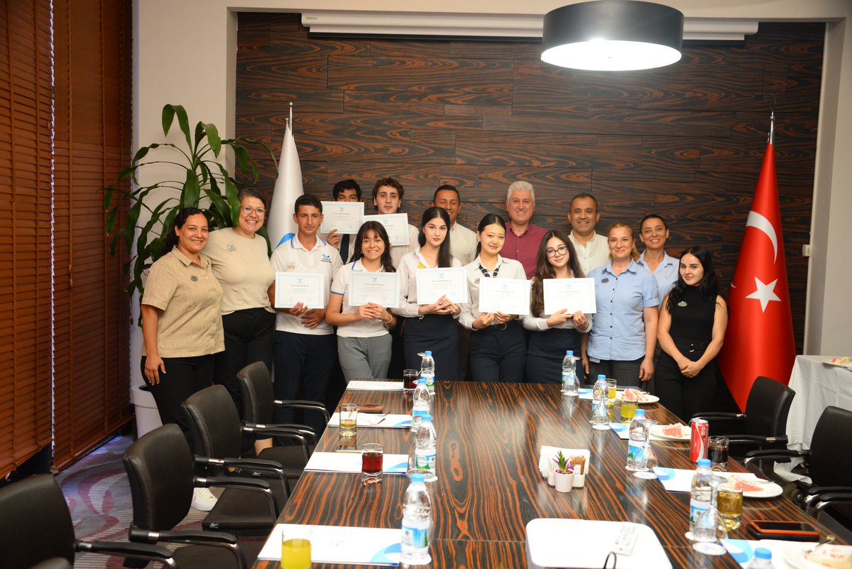 🎓 MESEM Mezuniyet Törenimizi Gururla Gerçekleştirdik!
Aska Lara Resort &amp; Spa olarak, MESEM (Mesleki Eğitim ve Staj) Projesi kapsamında otelimizde işbaşı eğitimi alan öğrencilerimizin mezuniyet sertifika törenini büyük bir gurur ve mutlulukla gerçekleştirdik.
Bu süreçte