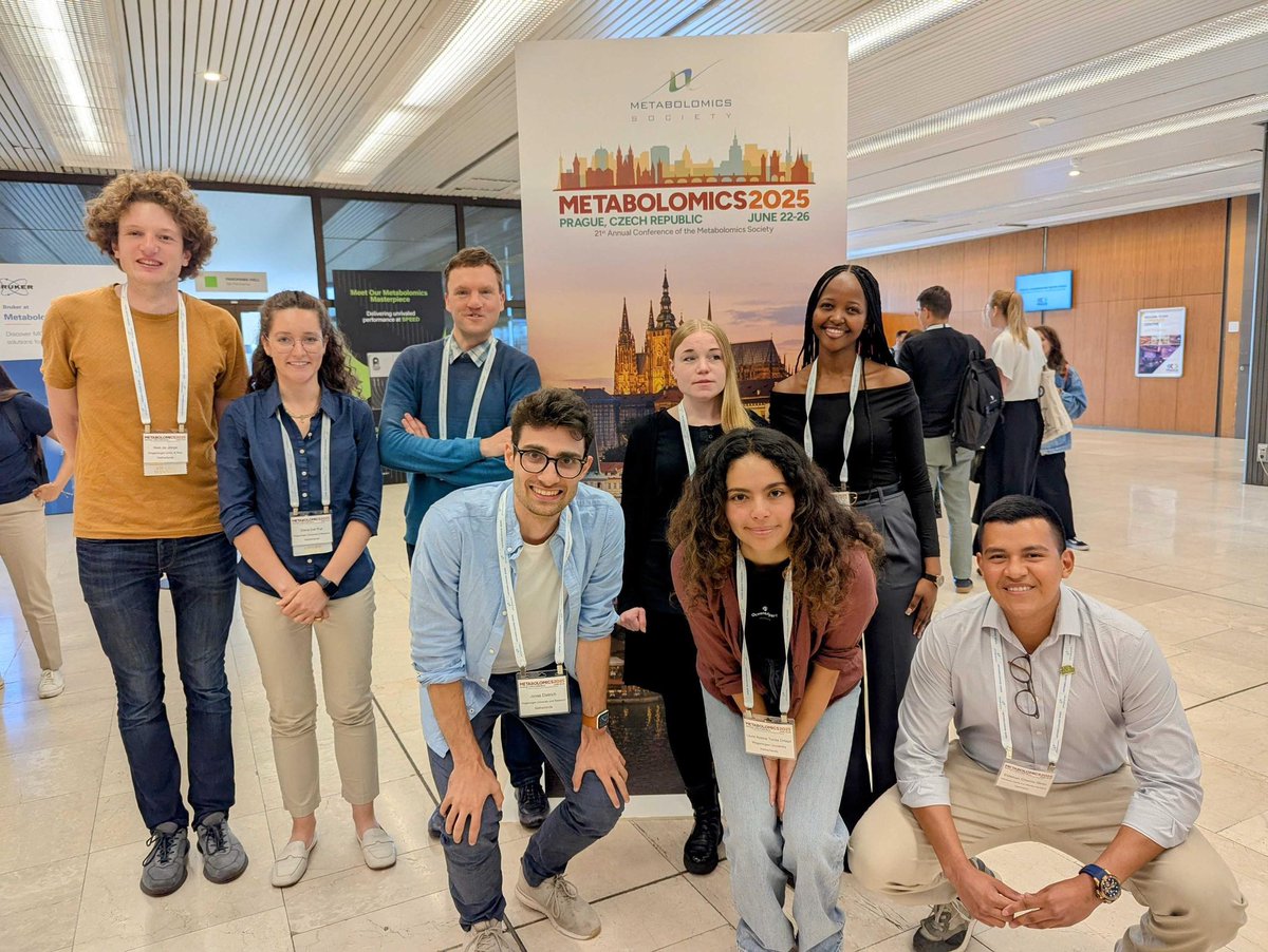 FT_ResearchUJ's tweet photo. Day 2 of Metsoc 2025 - when TTL reunites with the van der Hooft Computational Metabolomics Group @vdHooft_CompMet ✨🫶🏾

#CompMet #collaboration #metabolomics https://t.co/eM3I7iKQ2f