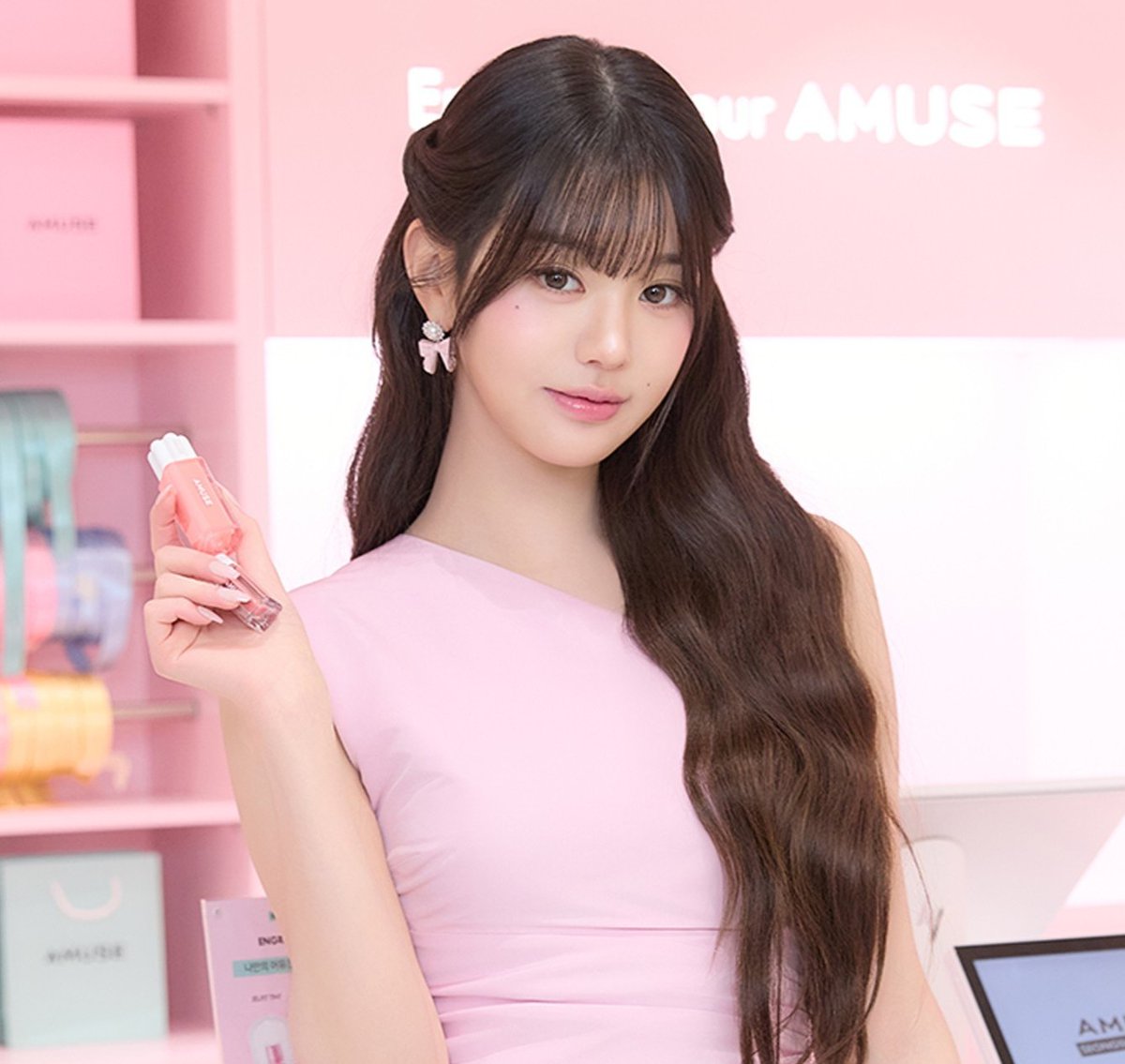 IVE・ウォニョン、ミニワンピで登場🍒 「AMUSE（アミューズ）」 聖水に