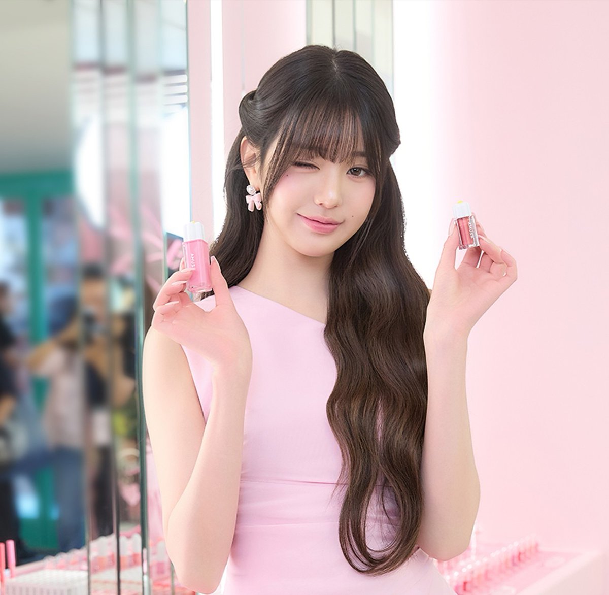 IVE・ウォニョン、ミニワンピで登場🍒 「AMUSE（アミューズ）」 聖水に