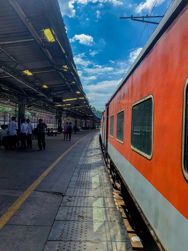 सफ़र में ऐसे कई मरहले भी आते हैं
हर एक मोड़ पे कुछ लोग छूट जाते हैं...🫥💔