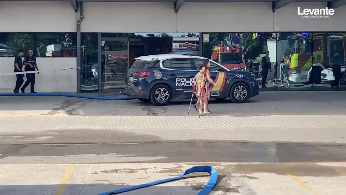 🚨La #ViolenciaMachista, tras el incendio mortal en Valencia:
El hombre que provocó el incendio en el hospital La Fe, causando la muerte de una paciente, es un agresor machista con una orden de alejamiento en vigor hacia su exmujer y sus dos hijos.
Ingresado por orden judicial,