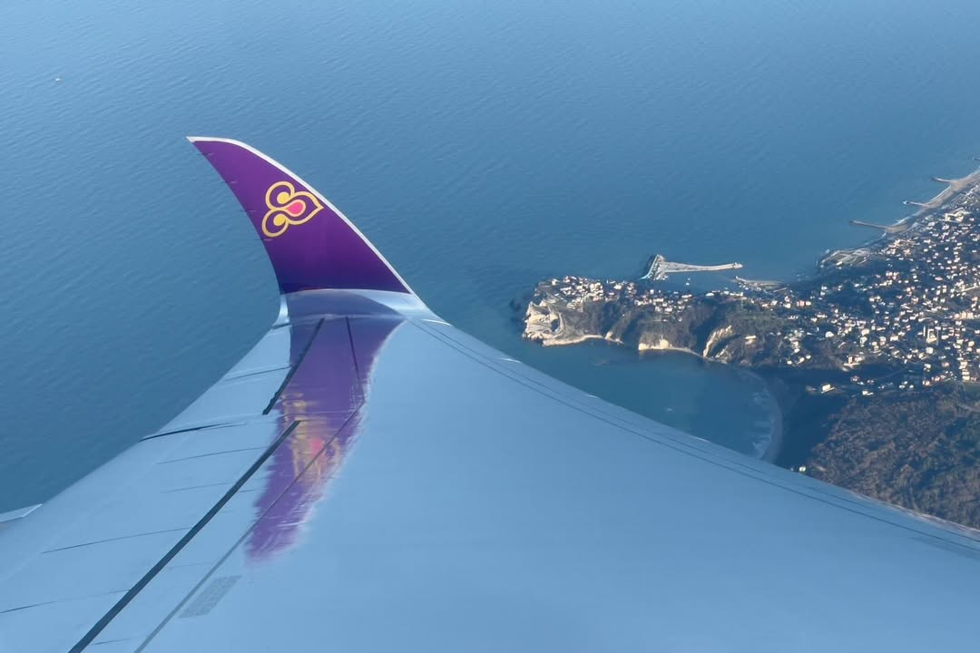 ThaiairI's tweet image. 窓際席、翼を眺めてー世界広がる。
・・・━━━━━━━━━━━・・・🛫
次はどこに行きますか?
#FlyTHAI #WindowViewGoals #ExploreMore #AviationLovers #翼 #窓側座席 #ウィンドウシート #機内からの絶景 #NextDestinations #ThaiAirways #SkyView #タイ国際航空