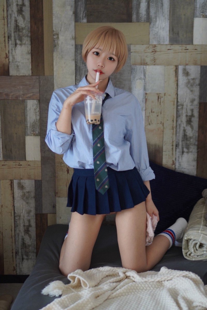 手に持ってるものわかる？
こんなにみじかいと、スジ見えちゃうかな〜