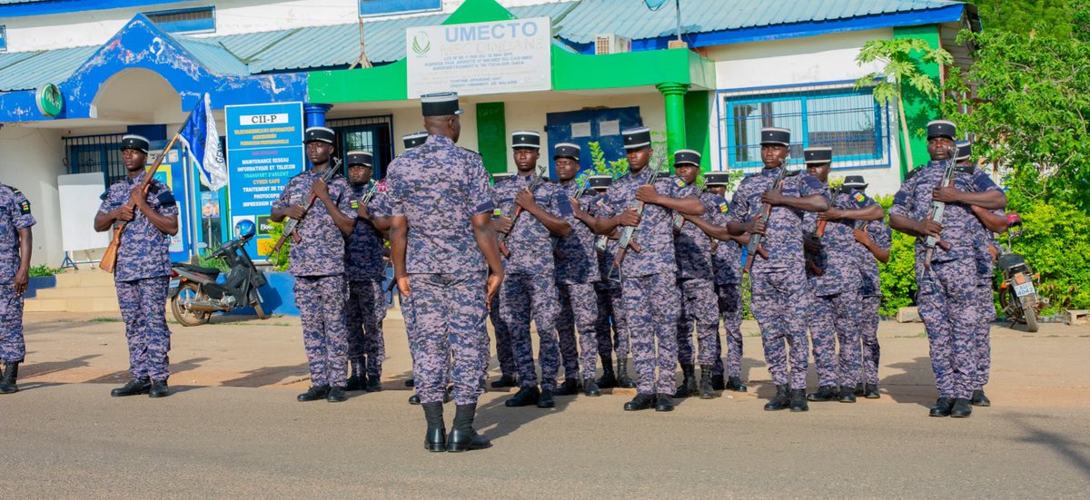 Le Gouverneur de la région des Savanes, <a href="/AffohAtcha/">Affoh ATCHA-DEDJI</a> a procédé au dépôt de gerbe à la place des Martyrs, ce 21 juin, en présence du préfet de Tône, du haut commandement militaire de la région, des élus locaux,…..

#SavanesDebout
#JournéeDesMartyrs #Dapaong #Mémoire #Unité