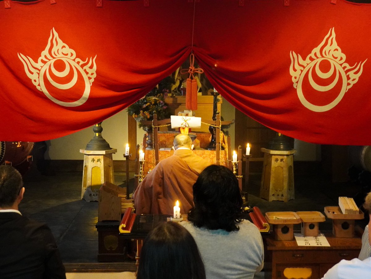 enryakuji_hiei's tweet image. 甲子日を迎え、大黒堂大般若転読会、星峰稲荷例月護摩供が奉修されました。大般若転読会では、大般若経600巻の転読の後、
『降伏一切大魔最勝成就』と唱え皆様の商売繁盛・心願成就をお祈りします。次回の大黒天法楽及び星峰稲荷例月護摩供は7月27日(日)に奉修いたします。
#比叡山 #延暦寺 #大黒堂