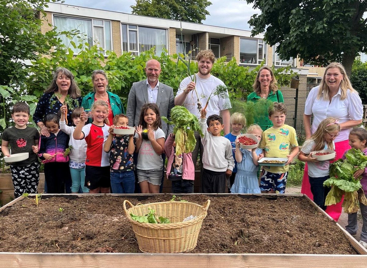 Gisteren vierden we op OBS De Driekleur Avonturier in ’s-Gravenzande het eerste moestuinfeest! WNTweb, Gemeente Westland en tientallen enthousiaste kleuters blikten terug op een vruchtbaar tuinseizoen. Volgend jaar doen nóg meer scholen mee aan het project!