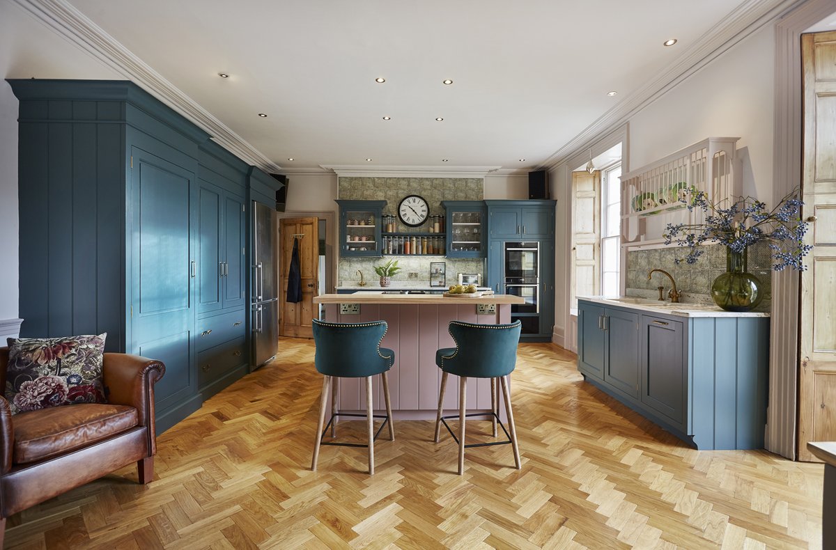 OakleyProducts's tweet image. Bold color. Natural flow.
💥 Turquoise + pink cabinets meet Rawe Herringbone oak flooring for a fearless design moment.
Interior designers—ready to sample?
🪵 Get yours now: oakleyproductssw.co.uk/product/decka-…
#InteriorDesign #DeckaPlank #WoodFlooring #HerringboneVibes