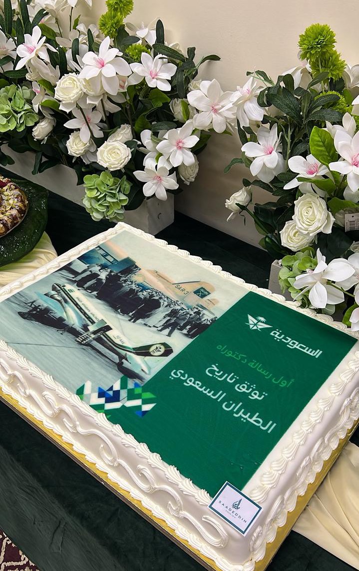 Norahosimii's tweet photo. " الحمدلله الذي سخر لنا هذا و ماكنا له  مقرنين "
 يسرني أن أعلن لكم أن رحلتي التي انطلقت  منذ أعوام..؛
وحلقت بي في سماء الطموح..؛ 
وصلت محطّتها الأخيرة..
وحطت في مطار الإنجاز وتحقيق الأحلام..
بفضل الله وكرمه تم صباح الأمس الاثنين 27/ 12/ 1446هـ الموافق 23/ 6/ 2025م مناقشة رسالتي لنيل درجة الدكتوراة الموسومة: "الطيران المدني السعودي النشأة والتطور (1344-1436هـ/1925-2015م) دراسة تاريخية حضارية".. في قسم التاريخ في جامعة ام القرى وتم حصولي على درجة الدكتوراه في التاريخ الحديث والمعاصر..

ممتنّة لكل العابرين في محطات هذه الرحلة..
لكل من ساندني ودعمني..بكلمة..بابتسامه..
وترك في قلبي أثرًا جميلاً لا يُمحى..
أو دعا لي بصدق.. فبلغت دعوته عنان السماء..
كنتم بحقّ أجنحتي التي حلّقتُ بها عاليًا..
ورغم قناعتي بأن الرحلة وصلت وجهتها..
إلا أن الأفق لا يزال واسعاً..والفضاء رحبٌ.. فالمحطات كثيرة.. والأحلام لا تنتهي..
فالحمد لله الذي يسّر لي الطريق والوجهة..
وجعل من الإرادة وقودًا لا ينضب..
ومن الطموح نورًا لا يخبو..

وشكراً معطراً #الخطوط_السعودية رمز الريادة في سماء هذا الوطن على دعمهم المتواصل وحضورهم وتشريفهم لمناقشتي..
د. نوره بنت سعد العتيبي
#الطيران_المدني 
#البحث_العلمي