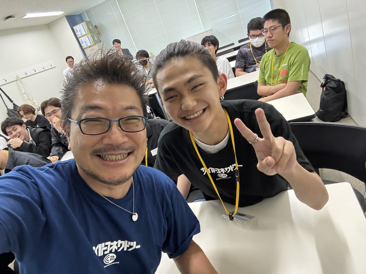 t_miyazaki_cc2's tweet image. 北九州の麻生情報ビジネス専門学校で講演
あれ?
見慣れたTシャツが!!
まさかのうちのスタッフの弟くんでした!笑
#採用 #学校講演