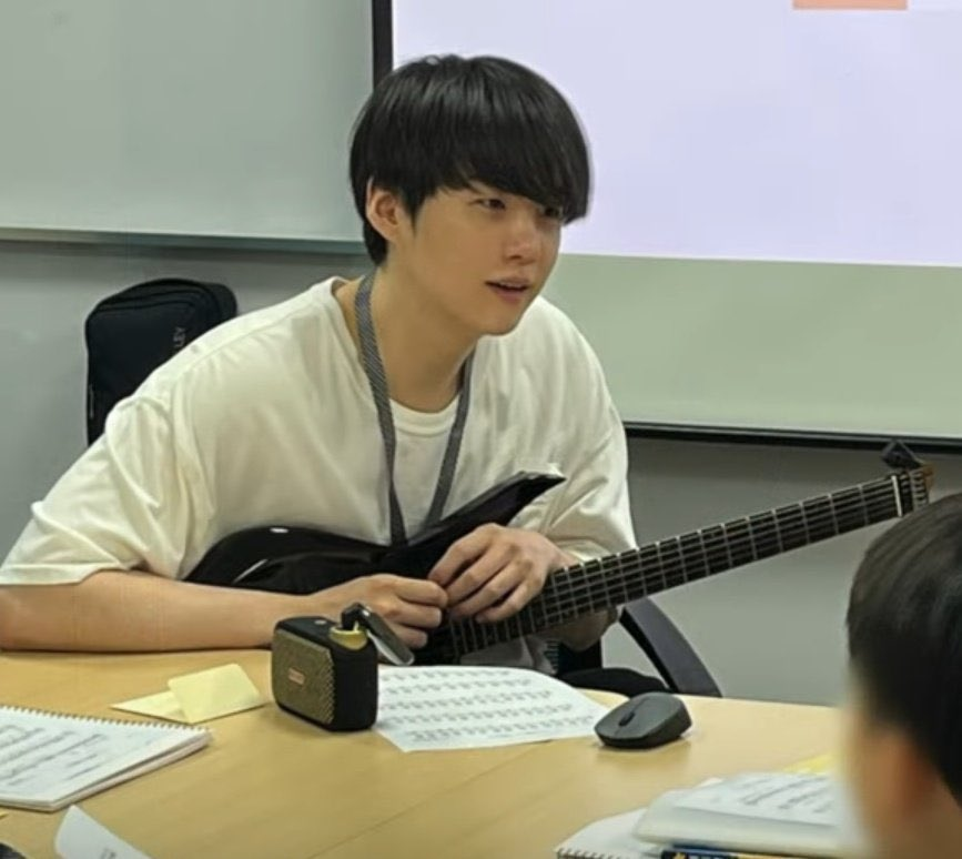 처음 만난 날

- 천근아 교수가 쓴 교과서 500페이지 책을 거의 다 읽고 옴
- 슈가가 천근아 교수에게 첫날에 한 질문들이 너무 심도 높고 매우 날카로워서 교수님이 깜짝 놀라심 
- 음악 재능 기부 의사를 먼저 밝힘 -> 구현 방법을 고민 -> 새 프로그램을 고안 -> MIND 프로그램