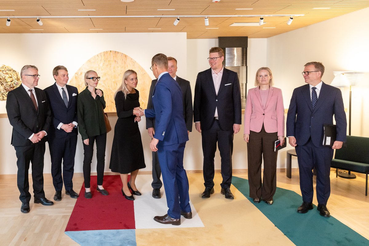 alexstubb's tweet photo. Tapasin aamulla eduskuntapuolueiden puheenjohtajat Torpalla. Keskustelimme Naton Haagissa järjestettävästä huippukokouksesta, jonne matkustan myöhemmin tänään.

Keskustelimme kokouksen tavoitteista sekä kokouksessa käsiteltävästä puolustusmenositoumuksesta. Puolustusmenojen kasvattaminen mahdollistaa liittokunnan pelotteen ja puolustuksen vahvistamisen. Selvää on, että puolustusmenositoumus tehdään muuttuneen uhkaympäristön, Venäjän uhkan, vuoksi. Yhteiset, laajemmat eurooppalaiset panostukset ovat tästäkin syystä Suomen hyödyksi.

Sitoumus on merkittävä ja pitkäaikainen. Halusin siksi kuulla kaikkien eduskuntapuolueiden ajatukset ennen kokousta.

Arvokas keskustelu.
