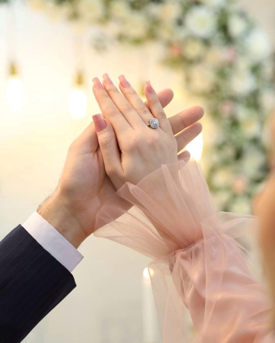 دُنیا دیکھتی رہ جائے میں ایسا نَقش بناؤں...!!
وہ مُجھے اپنا ہاتھ تَھما کر کہہ دے پُھول بنا...🙂🦋🖇️