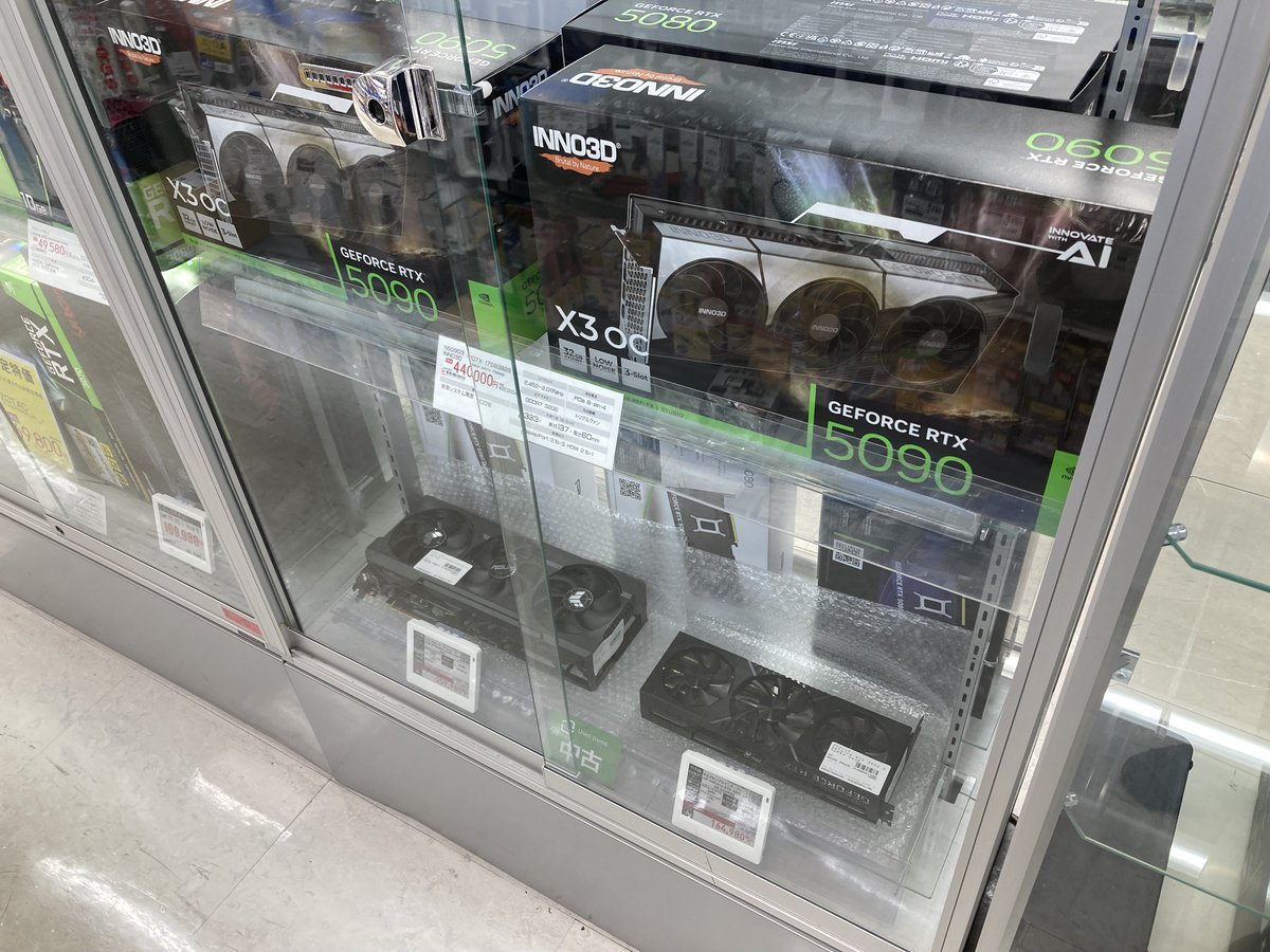 sofmap_pc_digi's tweet image. ＼ハイエンドGPU続々入荷／

こんにちは2階PCパーツ担当です
2階に中古のRTX3090及びRTX4090搭載モデルの中古GPUが入荷しました！
新品のRTX5090と合わせて各世代のフラグシップモデルが比較できちゃいます。

ぜひ2F PCパーツコーナーへお越しくださいませ。

#中古GPU #中古グラボ　#NVIDIA