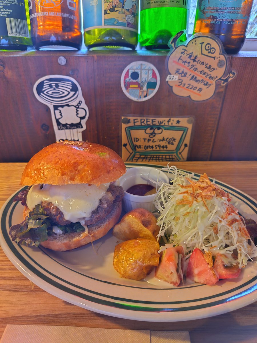 tochikake's tweet photo. とちかけスタッフオススメの栃木県内スポットをご紹介しています🫡
今回は 小山市の #CafeQ さんです👀
大通りから少し外れて道を進むと、急に現れるおしゃれな小屋🏡
外観だけでなく中もこだわりが詰まったアウトドア風のインテリアで、この時点でワクワクさせられます💕
いつもつい頼んでしまうのが、ボリュームたっぷりのハンバーガー🍔
バーガーだけでもたくさんの種類があるのに、それ以外のメニューも充実していて、何度行っても飽きなそうです🥰
ーーーーーーーーーー
近隣のマラソン大会🏃♂️
#おやま春マラソン
***
栃木県のマラソン大会を走って当たる!もらえる!
栃をかける旅 @tochikake
#とちかけ
#ちょっと走ってたくさん巡って
ーーーーーーーーーー
#栃木県
#栃木グルメ
#小山市
#小山市グルメ