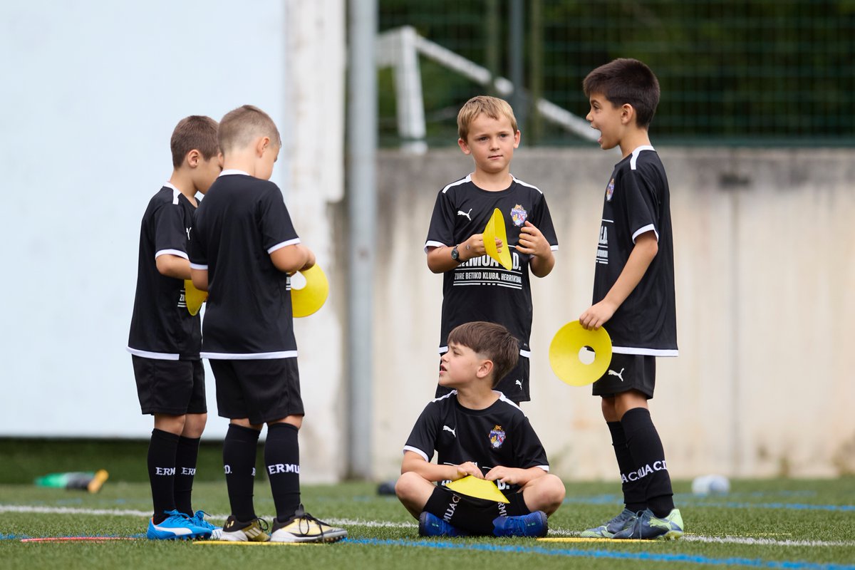 ermua_cd's tweet image. ¡Ayer arrancó el #CampusErmuaCD 2025… y fue un comienzo INMEJORABLE! ☀️⚽
Risas, fútbol, retos, buen ambiente… ¡y muchas ganas de seguir disfrutando!
Hoy seguimos con más ilusión, más entrenos y más momentos inolvidables.
❤️ Esto no ha hecho más que empezar…
#ErmuaCD