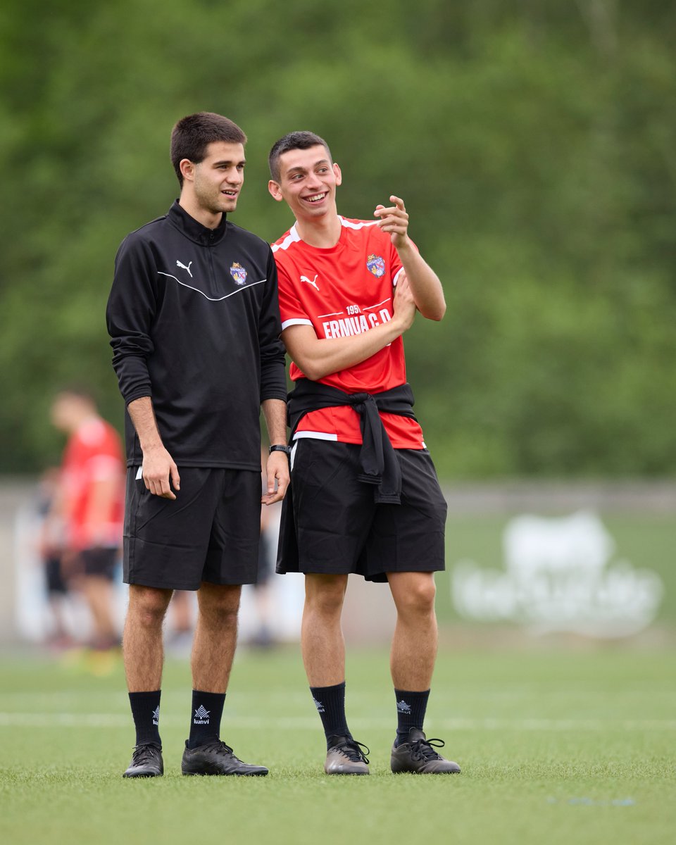 ermua_cd's tweet image. ¡Ayer arrancó el #CampusErmuaCD 2025… y fue un comienzo INMEJORABLE! ☀️⚽
Risas, fútbol, retos, buen ambiente… ¡y muchas ganas de seguir disfrutando!
Hoy seguimos con más ilusión, más entrenos y más momentos inolvidables.
❤️ Esto no ha hecho más que empezar…
#ErmuaCD