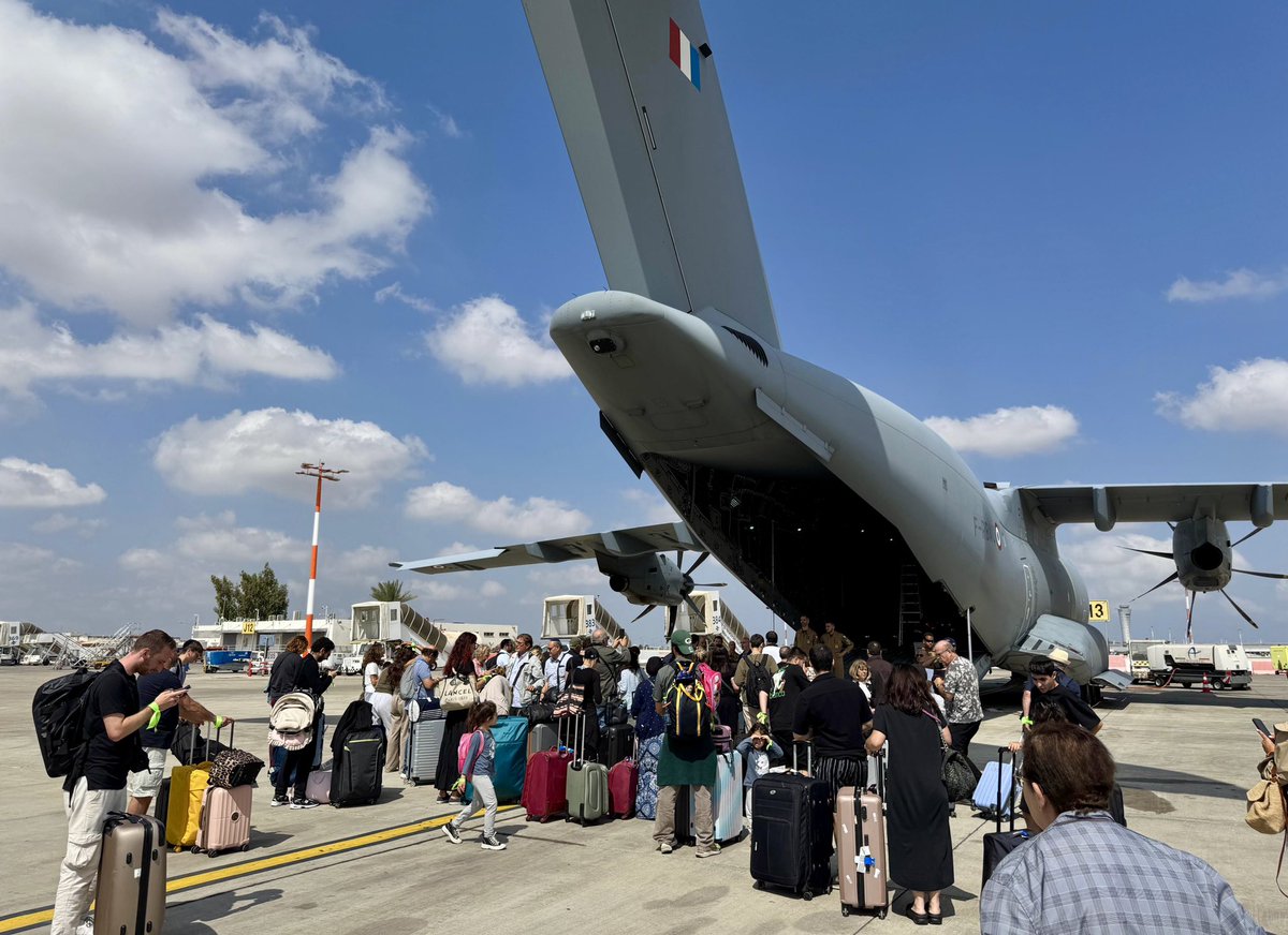 Le premier vol militaire acheminant les ressortissants français de Tel Aviv vers Chypre s'apprête à décoller. D'autres suivront. Merci aux agents du ministère de l’Europe et des Affaires étrangères pour leur mobilisation.
