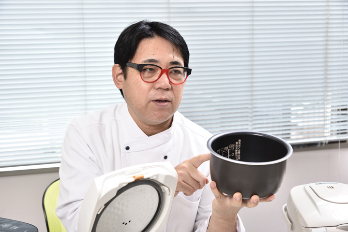 yourSELECT_Life's tweet photo. Q. 炊飯器で、おいしくご飯を炊くコツは？

A.💁‍♀️おいしく炊き上げるには、できるだけスペースを空けて炊くことが大事です。

味にこだわりたいなら、炊きたい量より大きいサイズの炊飯器を選びましょう。
一人暮らしでも毎回1合ずつ炊くのは面倒だから多めに炊いて冷凍保存したいという人なら、5.5合炊きの炊飯器が理想的なサイズです。

▼一人暮らし向け炊飯器の選び方をキッチンまわり評論家が解説！
https://t.co/rZqWFyLhOE

#炊飯器 #一人暮らし #選び方 #ユアセレクト