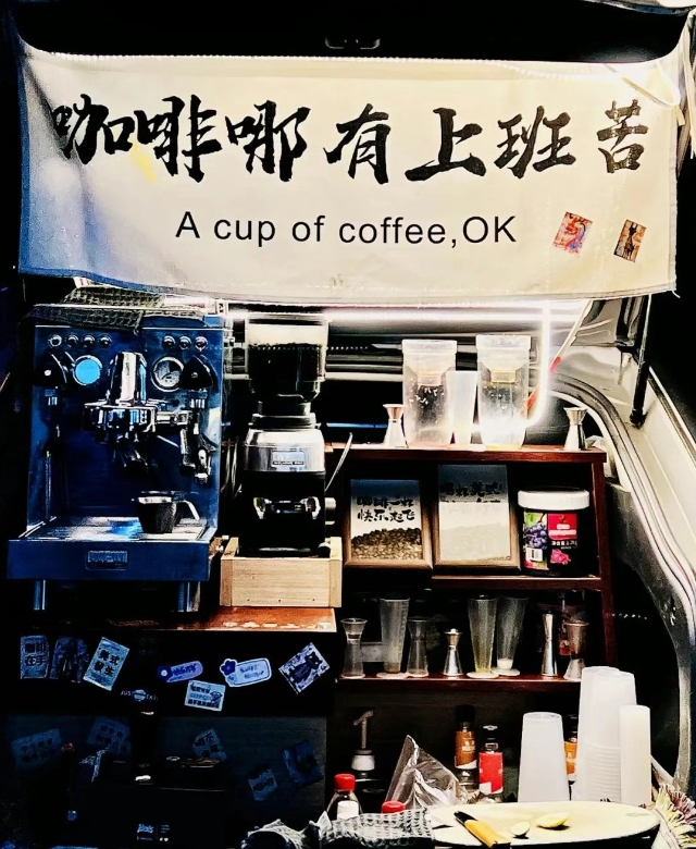 Harrison_Lvan's tweet photo. The newly opened "Grammy #SunsetMarket" in the west of Taian, Shandong is incredibly beautiful! This is the ultimate romantic highlight of nightlife exclusive to locals. It's so comfortable to have a cup of tea, #coffee, or light wine here! https://t.co/c7ty6dPlZL