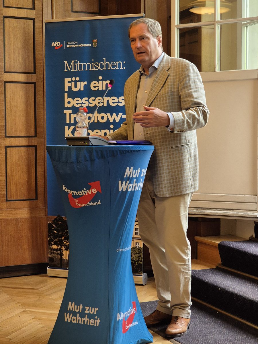 AfDFraktionTK's tweet photo. Feiner Bürgerdialog zur Gesundheitspolitik mit @UbbelohdeBerlin gestern im Rathaus Treptow. Es war ein kurzweiliger Abend, der den Zuhörern einen Einblick in die schwierige Lage und die Notwendigkeit von Reformen in unserem Gesundheitssystem gab. 
#afdkommunal #bvvtk https://t.co/3uVAln35vc