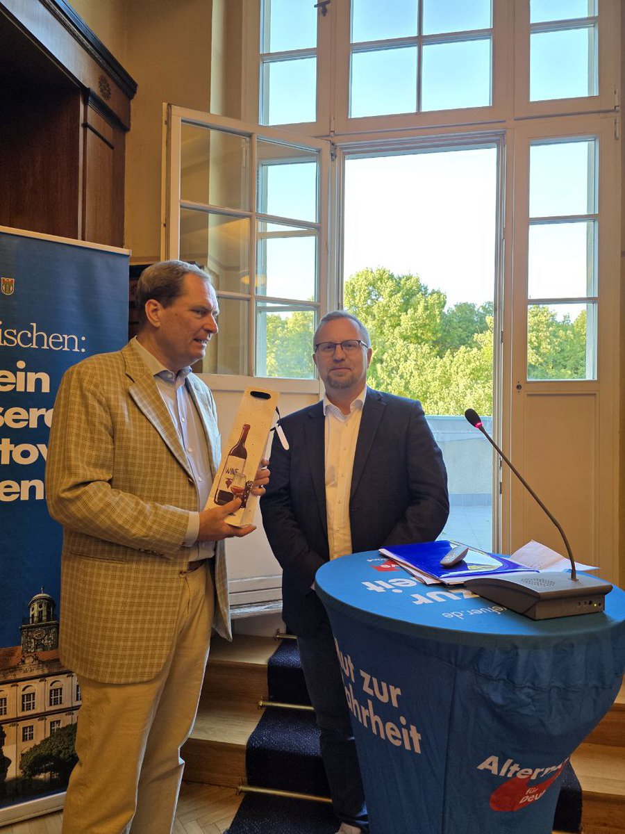 AfDFraktionTK's tweet photo. Feiner Bürgerdialog zur Gesundheitspolitik mit @UbbelohdeBerlin gestern im Rathaus Treptow. Es war ein kurzweiliger Abend, der den Zuhörern einen Einblick in die schwierige Lage und die Notwendigkeit von Reformen in unserem Gesundheitssystem gab. 
#afdkommunal #bvvtk https://t.co/3uVAln35vc