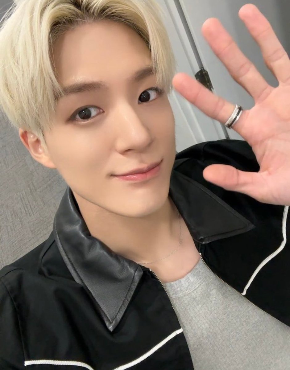 NCT's JENO looks absolutely fine as hell with that insanely