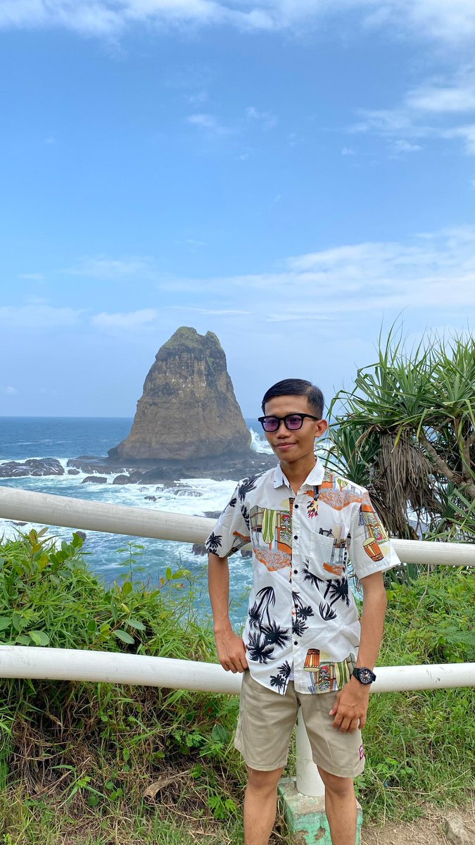 Anggarary1's tweet photo. On the beach of Papuma🌊 https://t.co/1Ma5YteQ3D