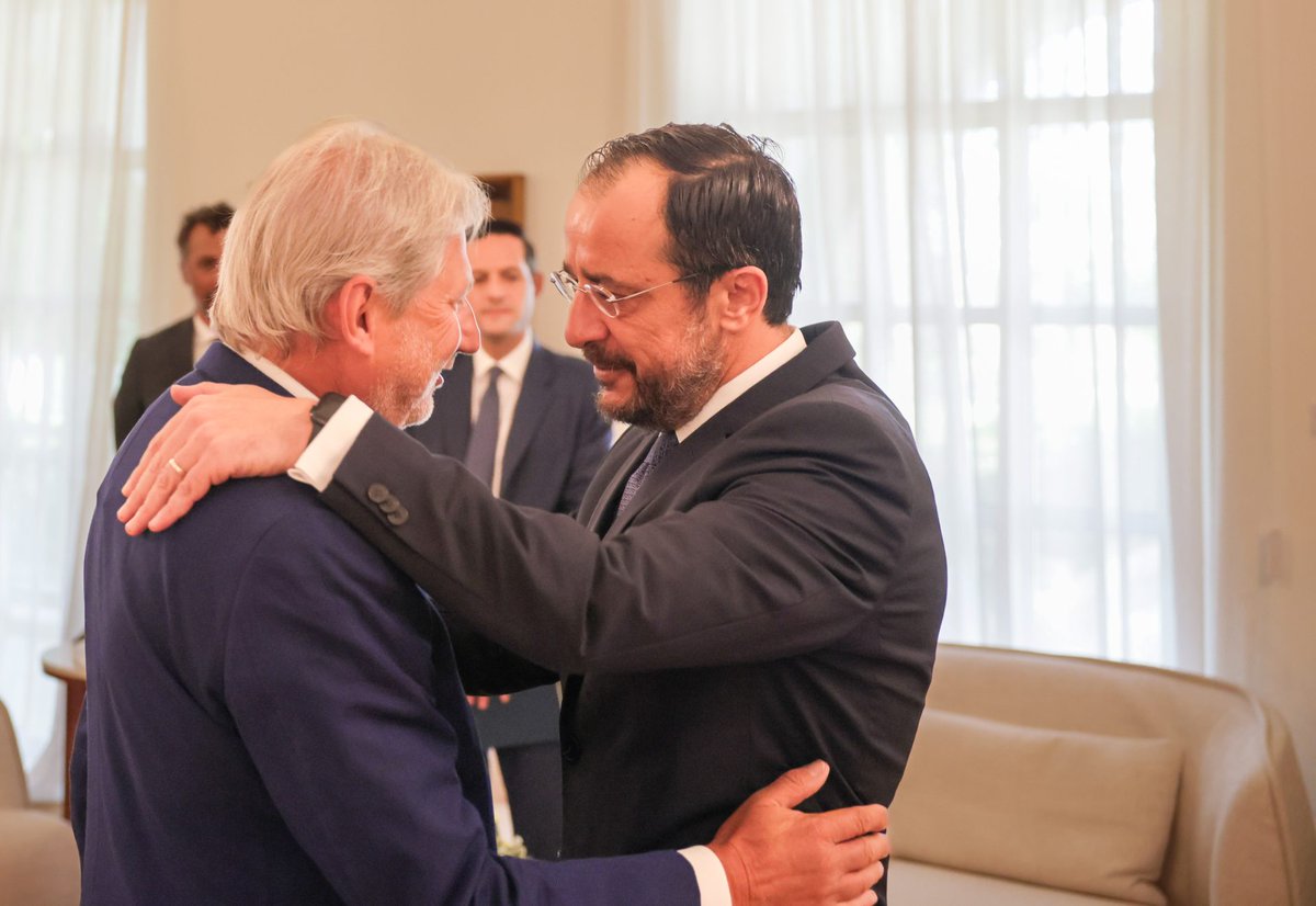 Rum Başkan'dan Türkiye açıklaması

Avrupa Komisyonu'nun Kıbrıs Özel Temsilcisi <a href="/JHahnEU/">Johannes Hahn</a>, Kıbrıs’a önemli bir ziyaret gerçekleştiriyor. 

Kıbrıs soruna çözüm bulma çabalarına destek vermek amacıyla Ada’ya gelen Hahn, Rum Başkan <a href="/Christodulides/">NikosChristodoulides</a> ile bir araya geldi.

Ziyarette