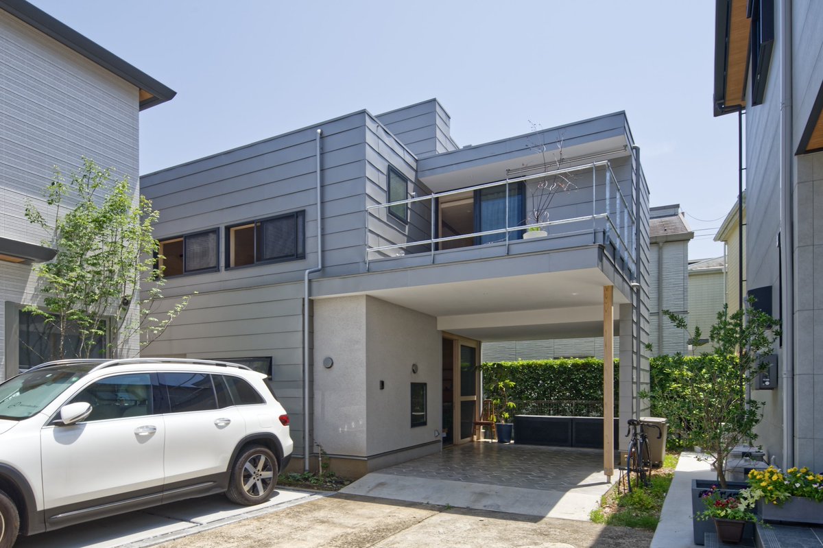 JapanArchitects's tweet photo. 【Japan-Architects Mag】本橋良介 (MMAAA) による世田谷区の自邸「モトハウス」
分筆が進む住宅地で祖父から受け継いだ土地の記憶を残すように、2方向にある路地を恒久的な空地として捉え、空地を繋ぐ道を家の中に通した。竣工1年後の取材
(住宅特集7月���掲載作品)
https://t.co/JK7COBgcx2 https://t.co/NlhxJYtPcN