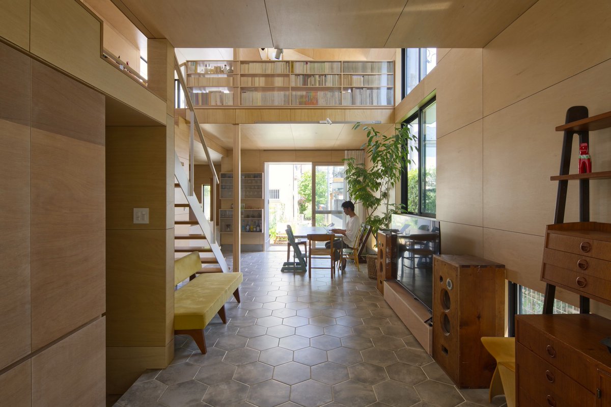 JapanArchitects's tweet photo. 【Japan-Architects Mag】本橋良介 (MMAAA) による世田谷区の自邸「モトハウス」
分筆が進む住宅地で祖父から受け継いだ土地の記憶を残すように、2方向にある路地を恒久的な空地として捉え、空地を繋ぐ道を家の中に通した。竣工1年後の取材
(住宅特集7月���掲載作品)
https://t.co/JK7COBgcx2 https://t.co/NlhxJYtPcN