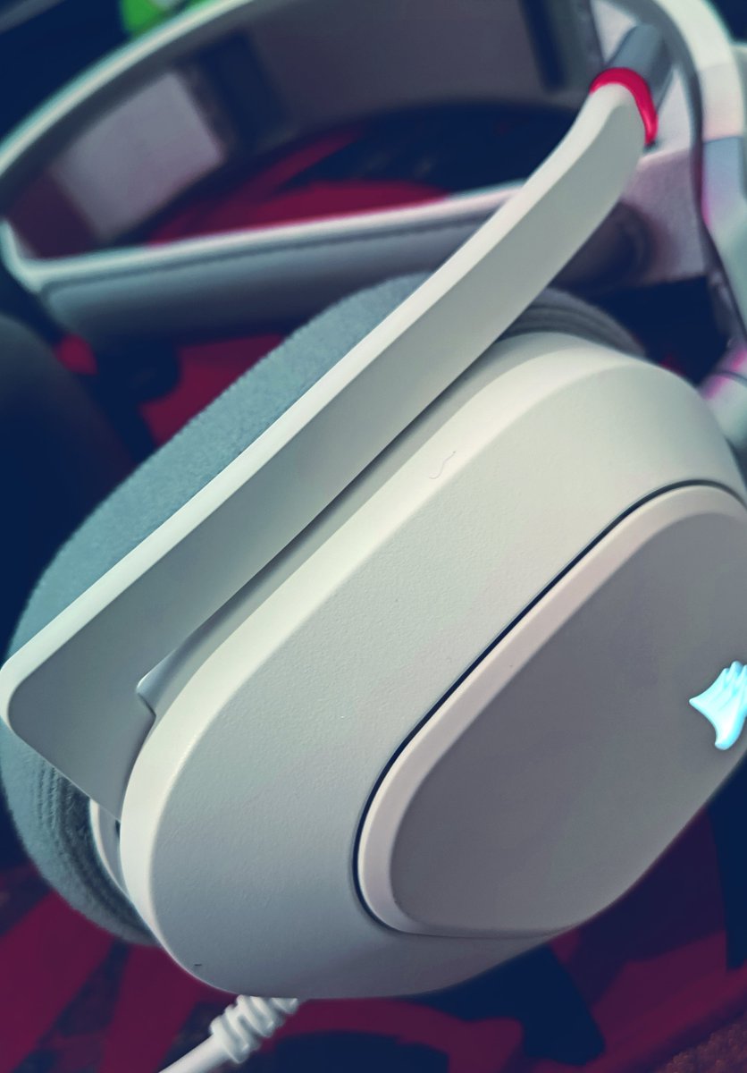 My headphones broke down a few days ago and I was saving money to buy new ones.
<a href="/HrisLitty/">HrisLit</a> got to know about it and gifted me these beautiful corsair hs80 😍
No words can explain how thankful I am 🤧