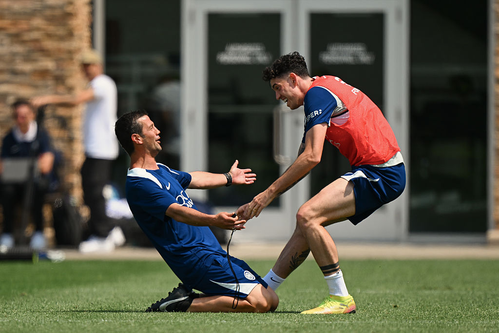 GiangoInter's tweet image. Vedendo queste immagini, capisco meglio perché sia stato scelto Chivu. Dopo quel terribile 5-0, i ragazzi erano svuotati, distrutti dentro. Serviva qualcuno capace di guardarli negli occhi, di capirli, di tirarli su. Non solo un allenatore, ma una guida, un uomo vero. #Inter