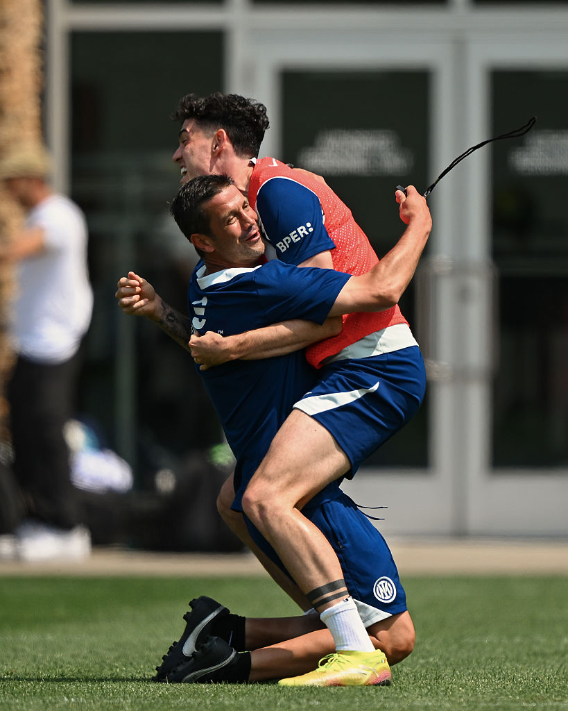 GiangoInter's tweet image. Vedendo queste immagini, capisco meglio perché sia stato scelto Chivu. Dopo quel terribile 5-0, i ragazzi erano svuotati, distrutti dentro. Serviva qualcuno capace di guardarli negli occhi, di capirli, di tirarli su. Non solo un allenatore, ma una guida, un uomo vero. #Inter