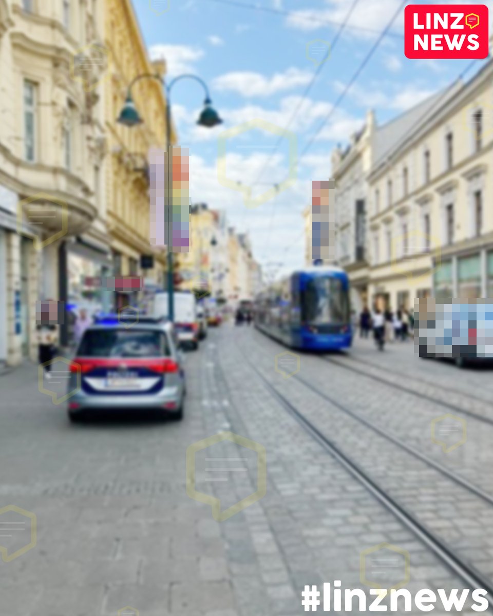 linzdotnews's tweet photo. 🚨 UNFALL LANDSTRASSE
🚋 Eine Person soll mit einer Straßenbahn kollidiert sein, Einsatzkräfte und Notarzt waren rasch vor Ort.
👉 Die Straßenbahnen fahren inzwischen wieder.
📷 Leserfotos
#linz #landstrasse #lesernews #unfall #crash https://t.co/SVkvmGnWDG